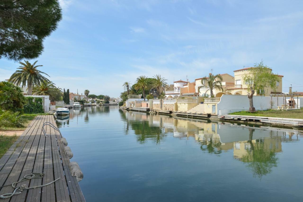 Villa Requesens On Canal Empuriabrava Extérieur photo